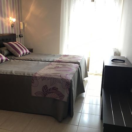 Hostal Sainz Riano  Bagian luar foto