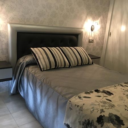 Hostal Sainz Riano  Bagian luar foto