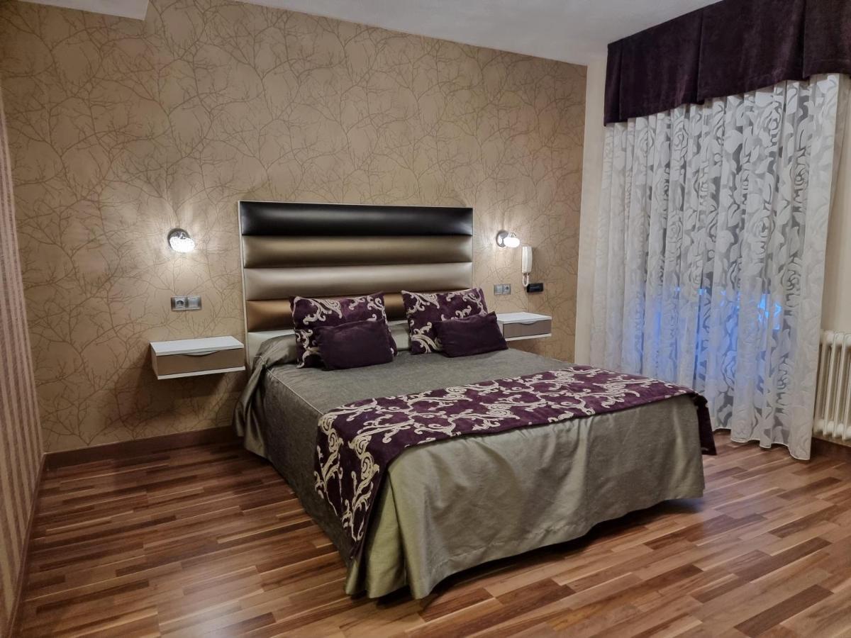 Hostal Sainz Riano  Bagian luar foto