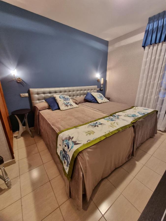 Hostal Sainz Riano  Bagian luar foto