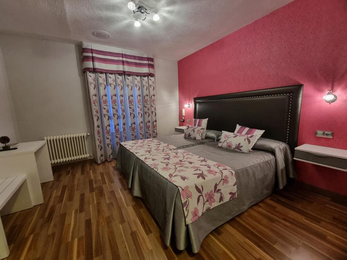 Hostal Sainz Riano  Bagian luar foto