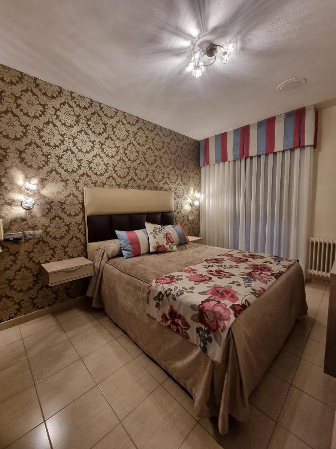 Hostal Sainz Riano  Bagian luar foto