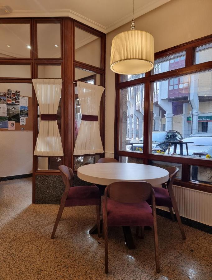 Hostal Sainz Riano  Bagian luar foto