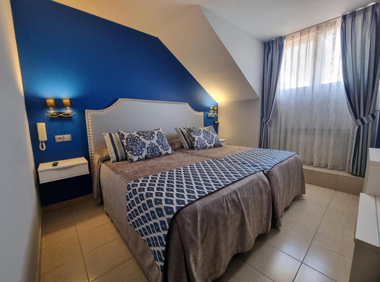 Hostal Sainz Riano  Bagian luar foto