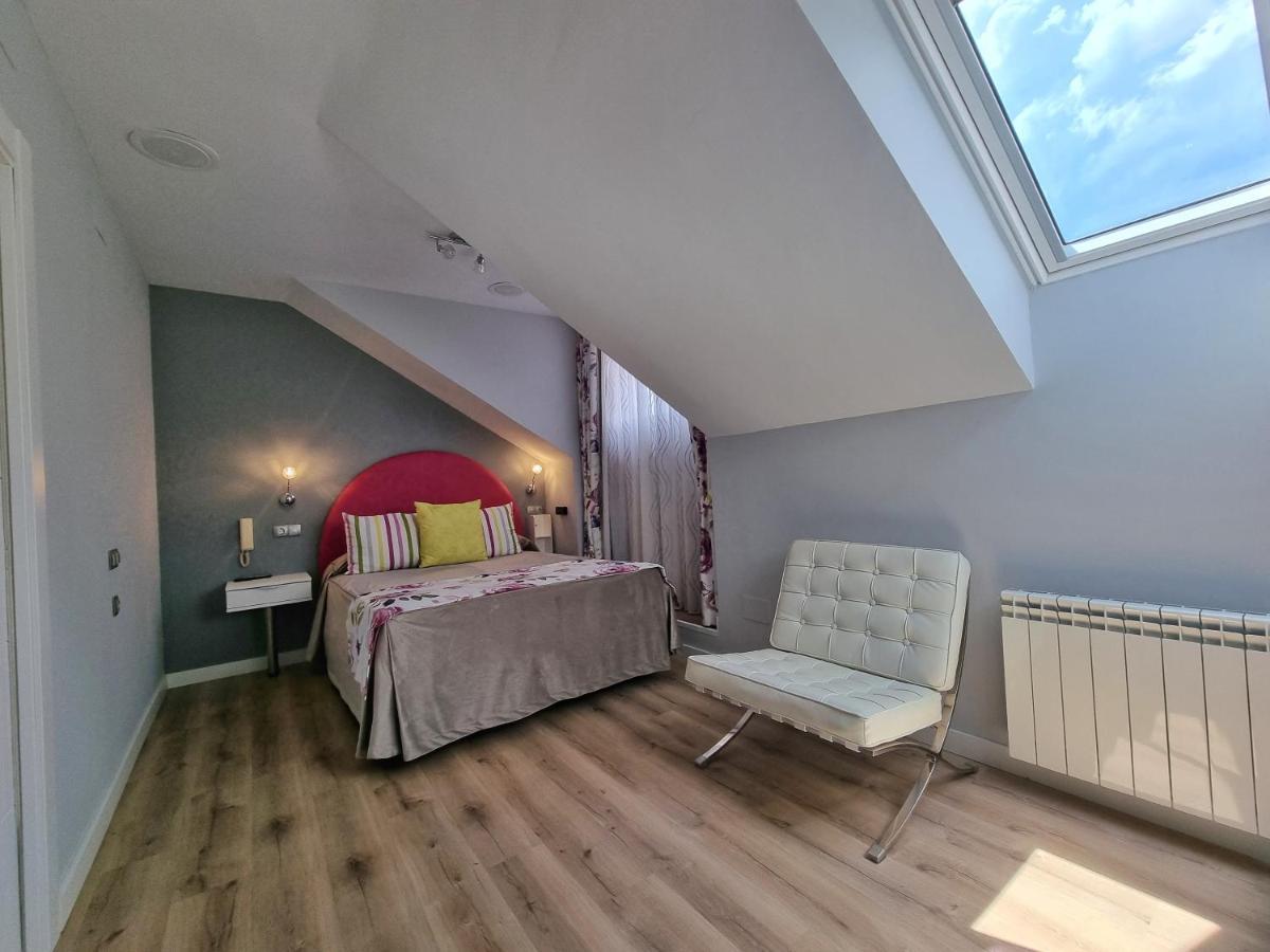 Hostal Sainz Riano  Bagian luar foto