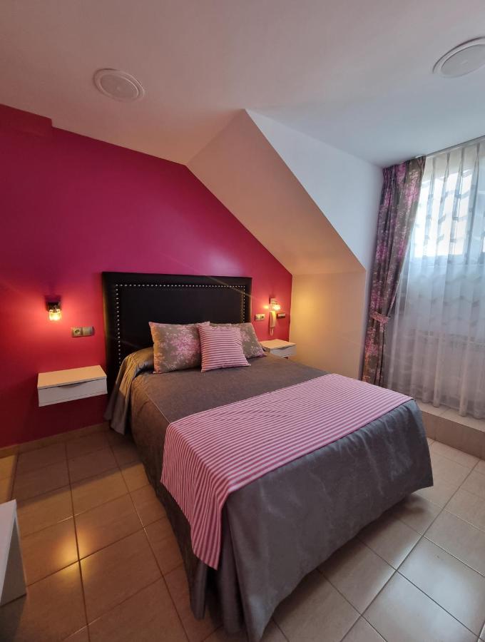 Hostal Sainz Riano  Bagian luar foto