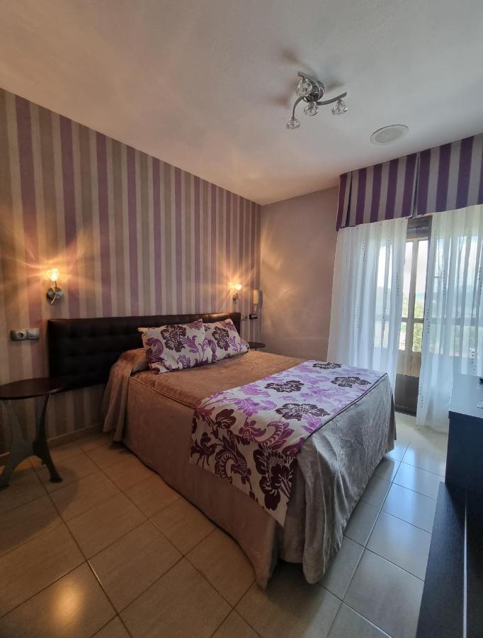 Hostal Sainz Riano  Bagian luar foto