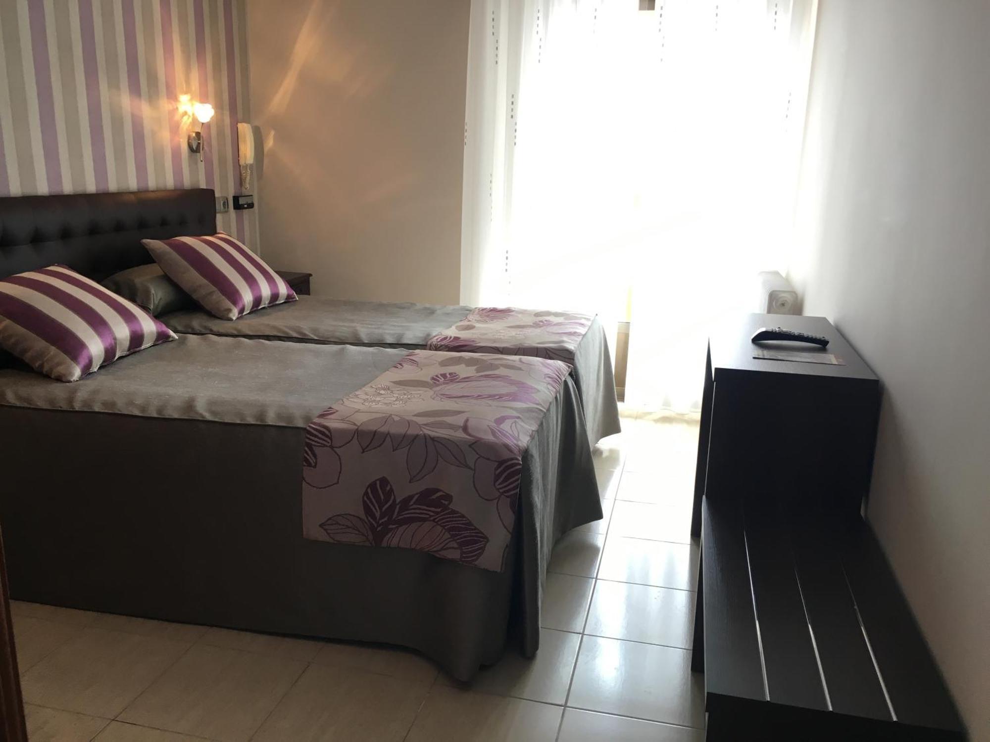 Hostal Sainz Riano  Bagian luar foto