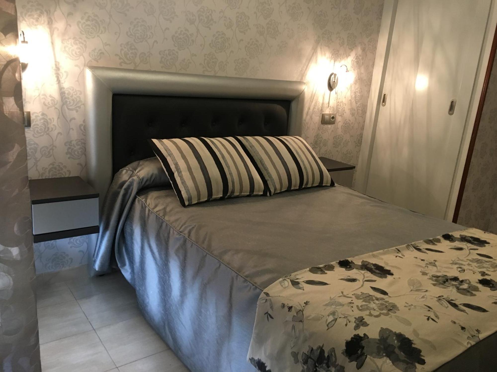 Hostal Sainz Riano  Bagian luar foto