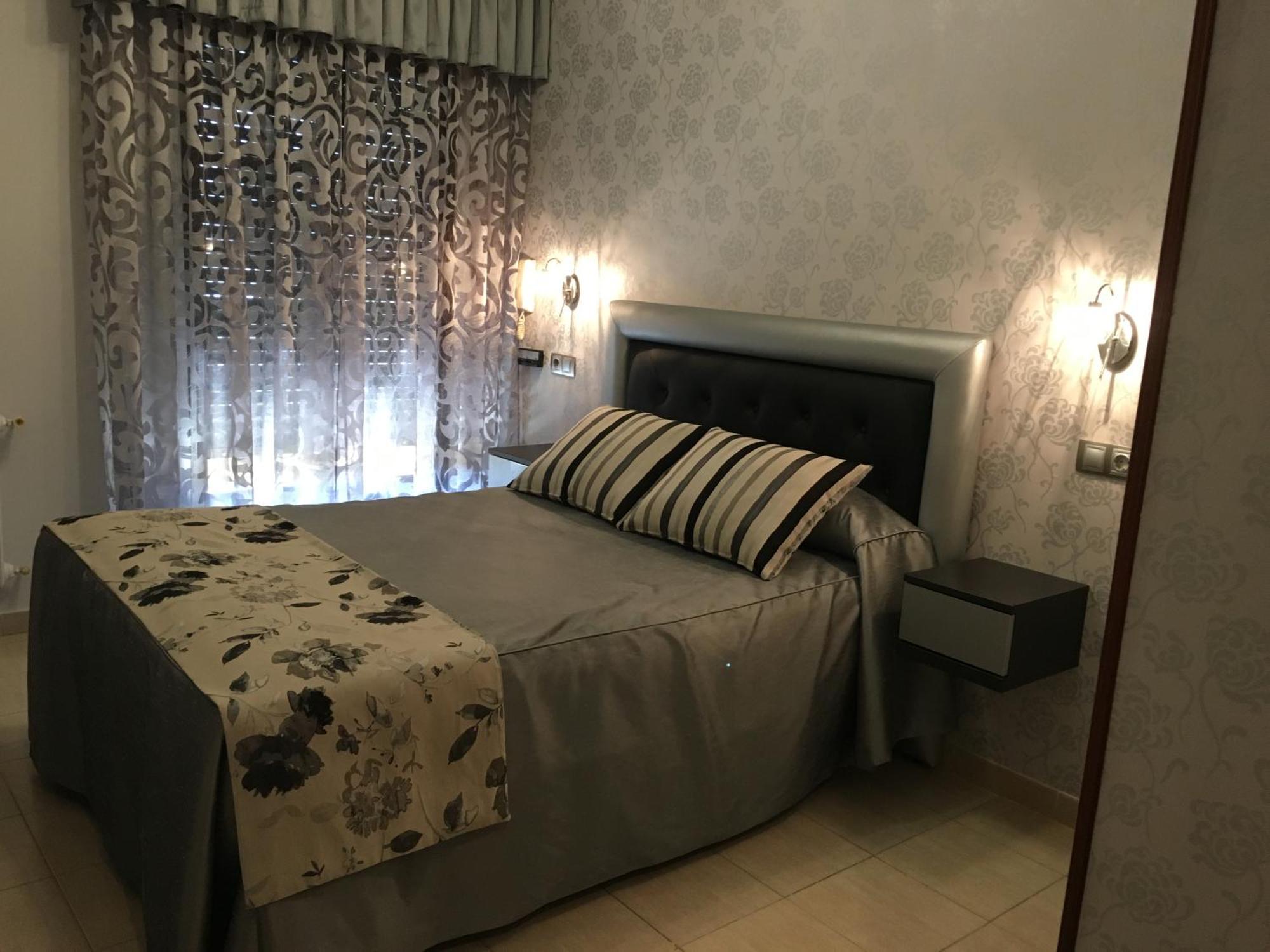 Hostal Sainz Riano  Bagian luar foto