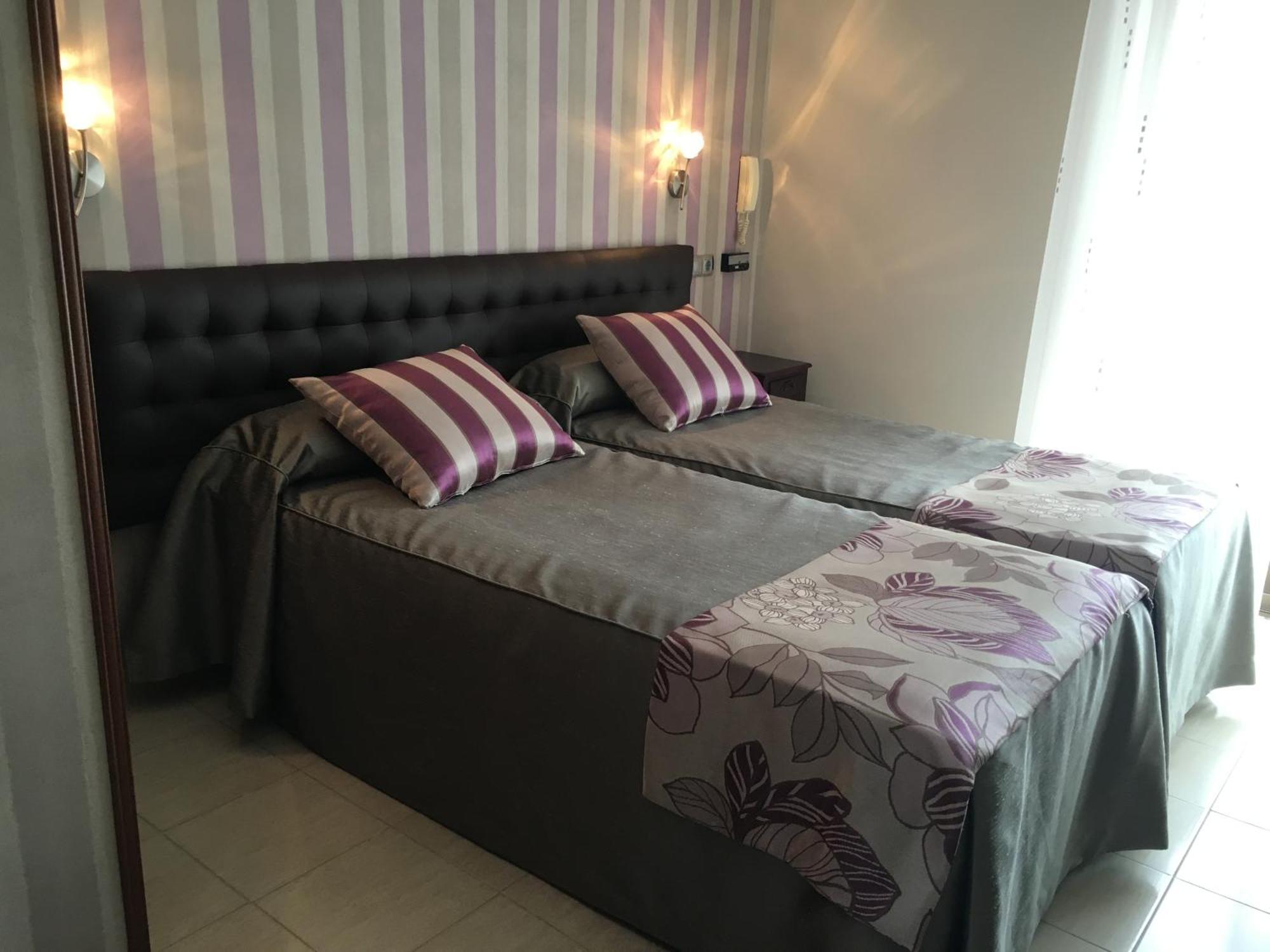 Hostal Sainz Riano  Bagian luar foto
