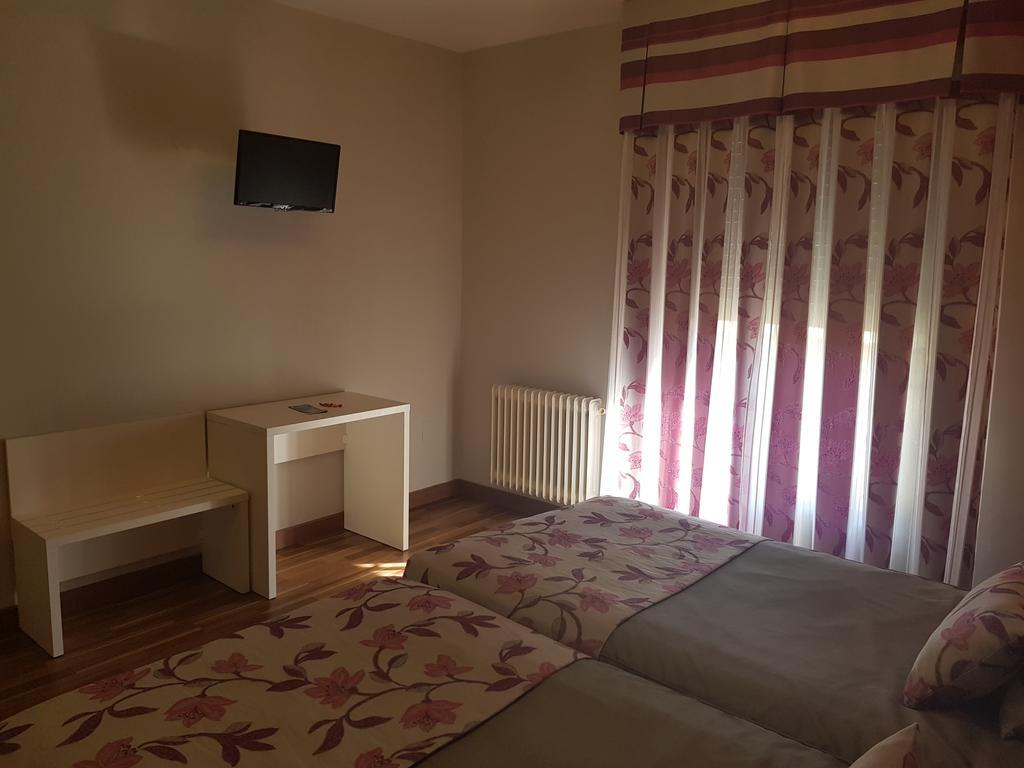 Hostal Sainz Riano  Bagian luar foto