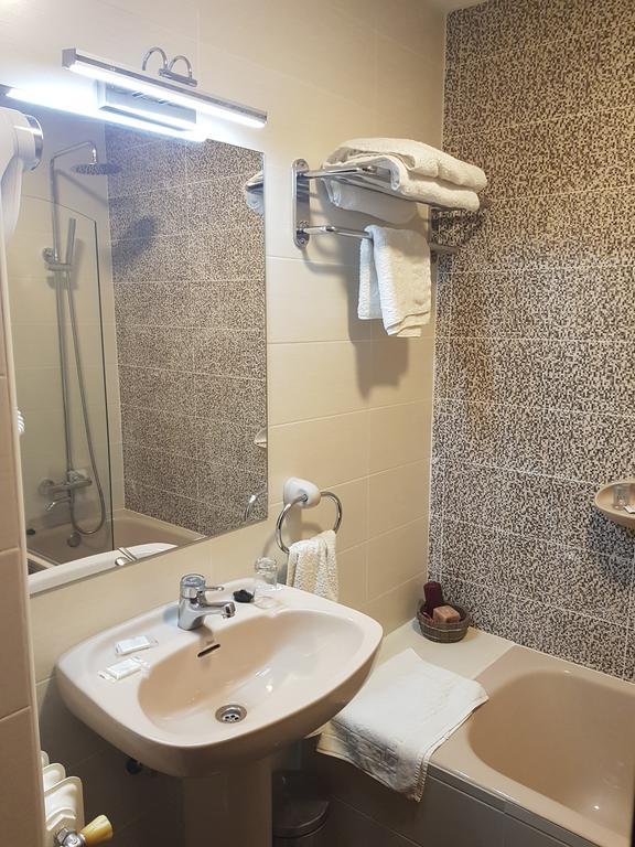 Hostal Sainz Riano  Bagian luar foto